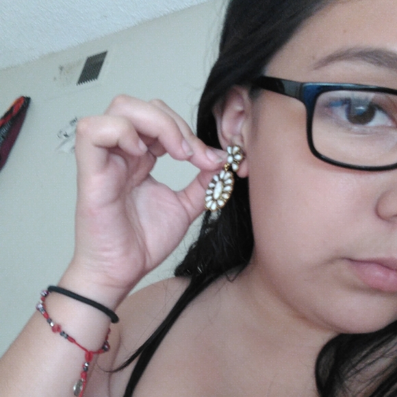 Western White Earrings - Picture 5 of 5